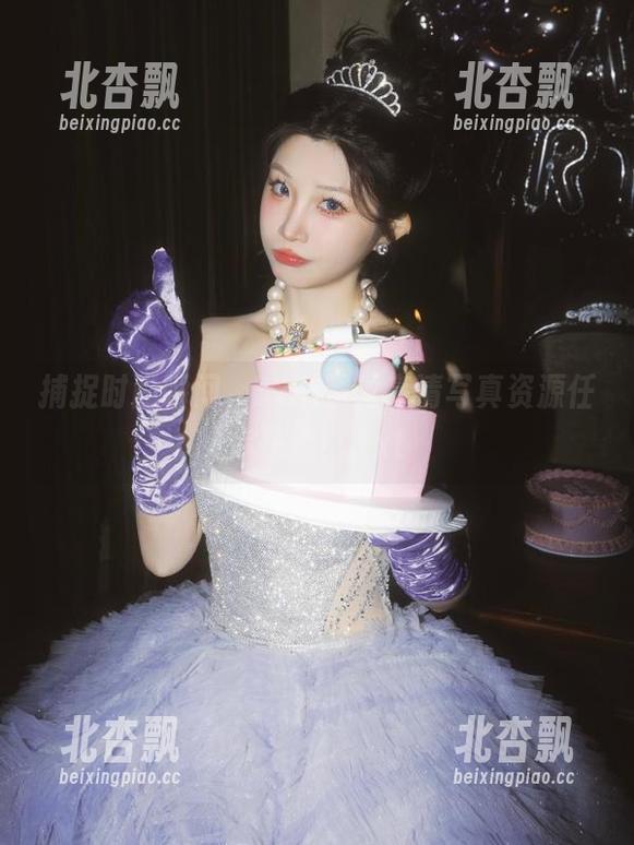 捕捉时尚瞬间，72斯黑丝高清写真资源任你挑选！.txt