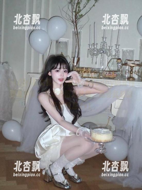 DKGirl御女郎 - 邝凯欣bbbbaby的夏日图集分享：与炽热阳光共舞，感受此刻的青春气息.txt