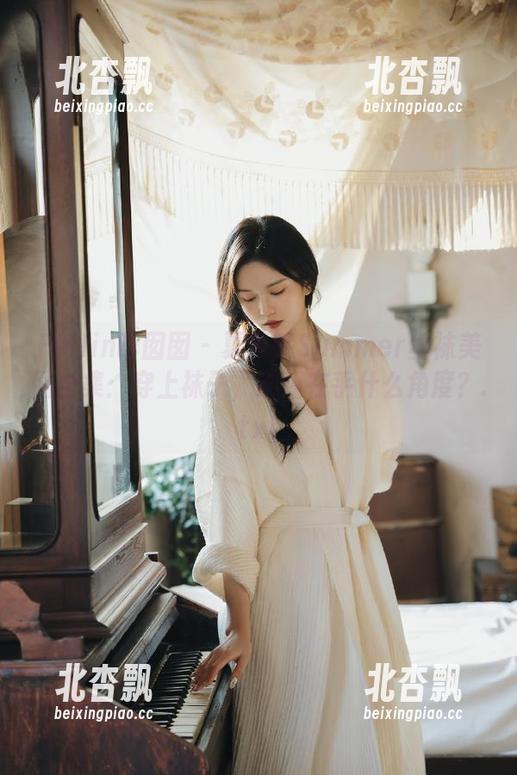Feilin嗲囡囡 - 夏笑笑Summer丝袜美图合集：穿上袜子，谁还在乎什么角度？.txt
