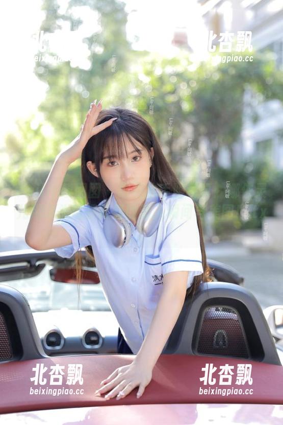 Feilin嗲囡囡 - 绝美水手服写真：娜依灵儿用镜头捕捉青春的动人瞬间与美图！.txt