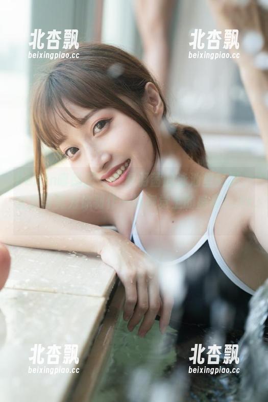 Feilin嗲囡囡 - 在慕羽茜的泳池里畅游，全套写真为你制作一场视觉上的盛宴！.txt