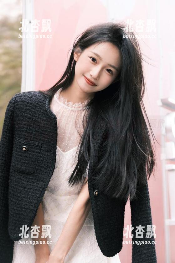 Feilin嗲囡囡 - 私拍写真盛宴：揭示顾欣怡女神背后的不为人知的一面.txt