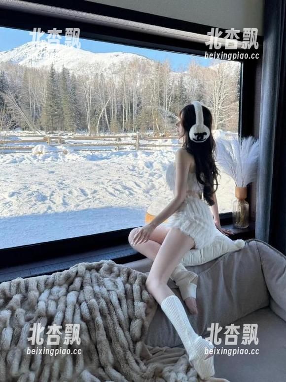 HuaYang花漾-周大萌 HuaYang花漾 - 拥抱梦想的周大萌空姐,无圣光图片见证她的精彩旅程.txt