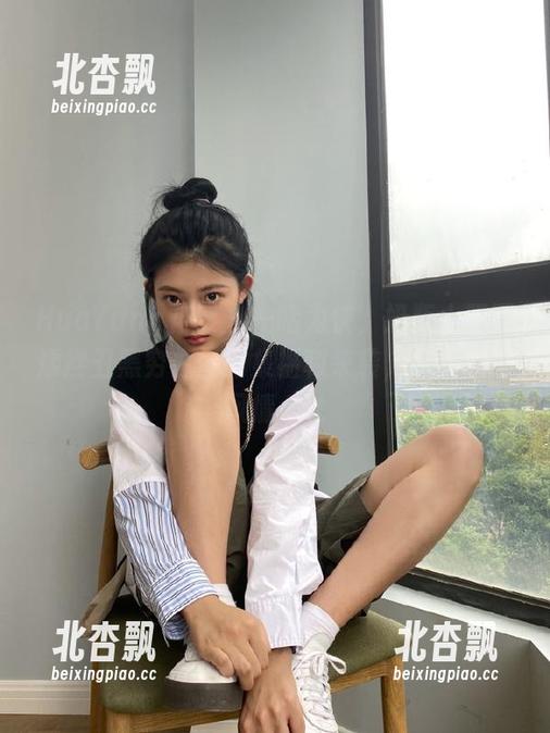 HuaYang花漾-奶瓶土肥圆矮挫丑黑穷 HuaYang花漾 - 一睹为快,奶瓶土肥圆矮挫丑黑穷白丝图集福利来袭,尽显妩媚风情.txt