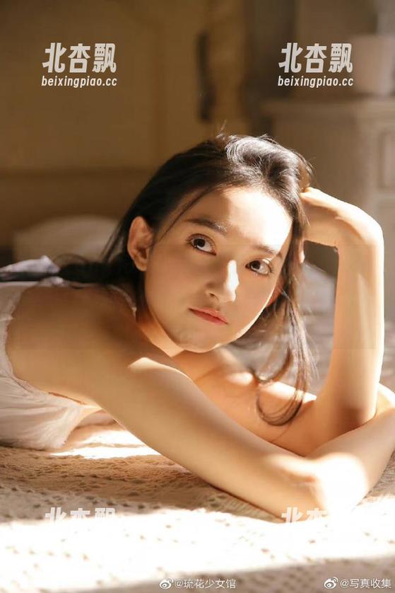 HuaYang花漾 - 精彩不断，欧阳LuLu泳装写真更新，每一张都是夏天的专属记忆.txt