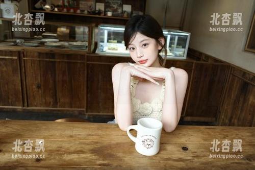 HuaYang花漾 - 田冰冰最新制服图册：感受她独特的风格与写真魅力.txt