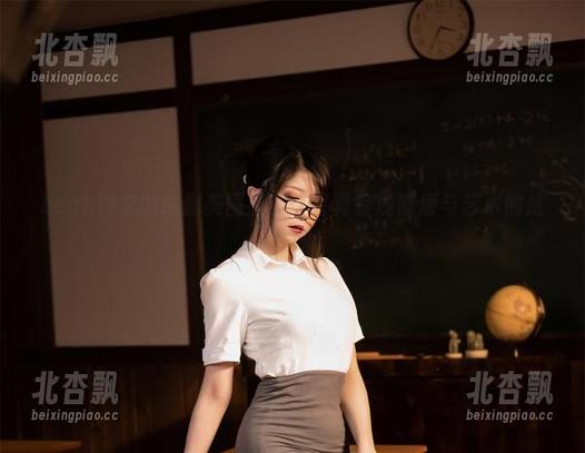 Leah梓未的瑜伽美图盛宴：写真呈现健康与艺术的结合.txt