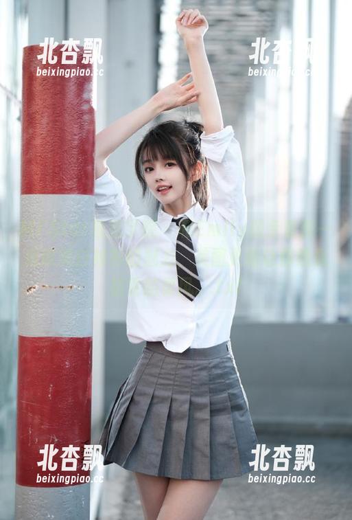 MFStar模范学院 - 和Emily顾奈奈酱一起欣赏白衬衫的魅力，美图更新让你感受初夏的柔风。.txt