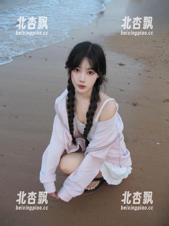 MFStar模范学院 - 细数李颖煊baby的美图：那些与棉袜紧紧相连的独特作品.txt
