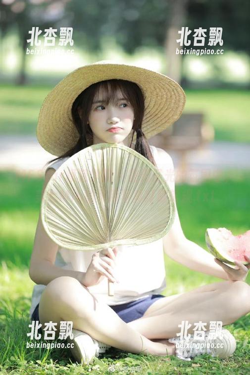 MFStar模范学院 - 在无圣光的氛围中，美七Mia的吊带写真打破常规.txt
