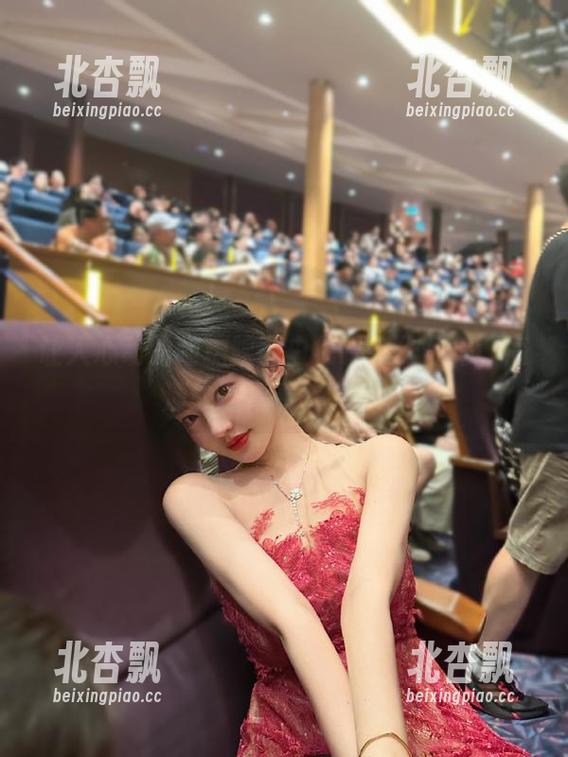 让人心动的喵糖映画白色睡衣作品集，高清领略青春气息.txt