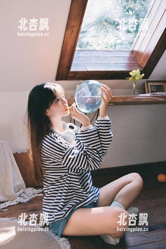 MiiTao蜜桃社 - 伊素妍办公室写真分享：美图与套图交织的职场幻想.txt
