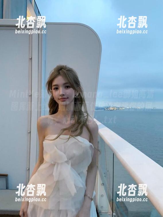 MintYe薄荷叶 - Lunana_lee御姐高清图库新上线，细腻画面仿佛能穿透你的屏幕，心动不已！.txt