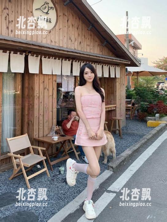 浪漫与梦幻的碰撞：MissWarmJ睡衣写真合集，分享她的美丽故事.txt