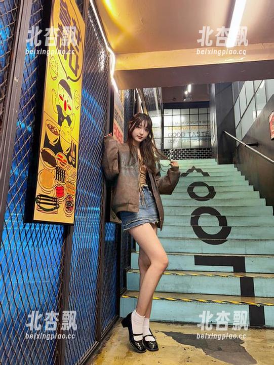 SHENSHI绅士 - 艾莎黑丝写真：一种让壁纸化身艺术品的力量，惊艳你的眼球和生活！.txt