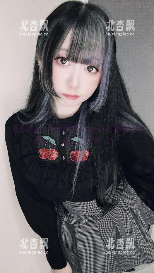 心动瞬间！下载同学SamekiJK的精美写真原图，让美丽常伴！.txt