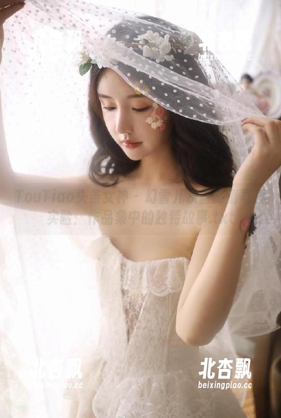 TouTiao头条女神 - 幻雪儿灰丝高清写真实验：作品集中的独特故事.txt
