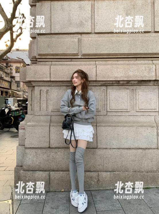 TouTiao头条女神 - 精彩回归！梁芮溪气质女神新写真原图更新，焕发无尽灵动气息。.txt