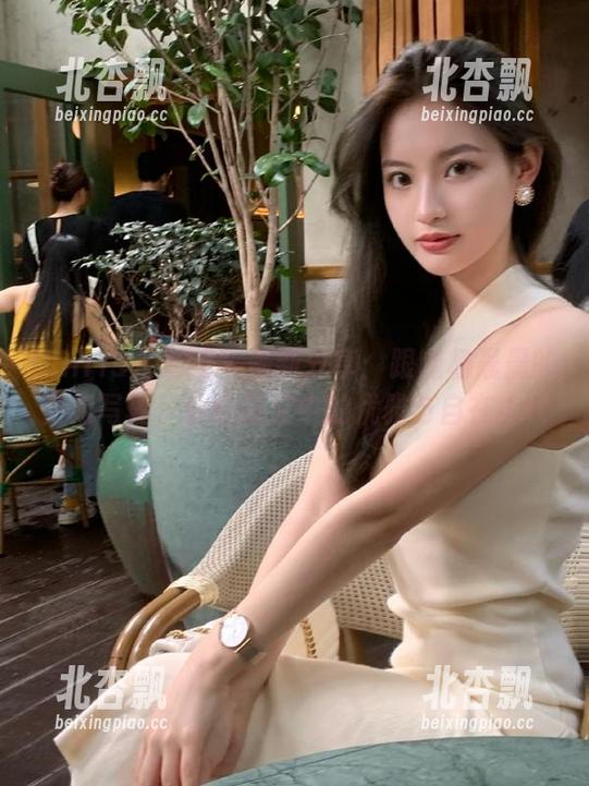 UGirls尤果网 - 最新分享：跟随杨晨晨的空姐写真，体验高空中的优雅与自在.txt
