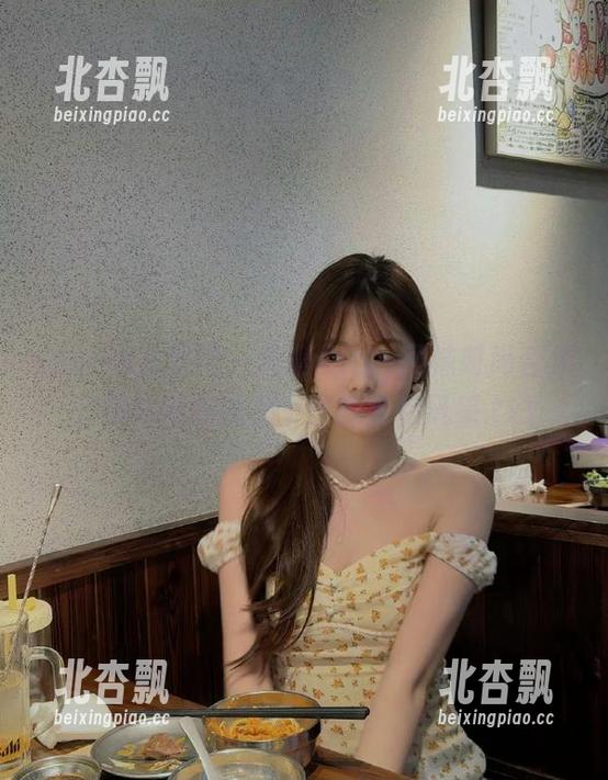 UGirls尤果网 - 欣杨Kitty网袜时尚合集：图片带你感受个性的独特风采.txt