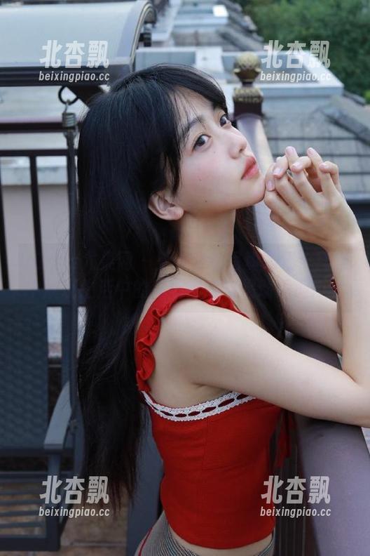 UGirls尤果网 - 王谨轩的写真剧场：图集中展现生活中的戏剧情感与灵动瞬间.txt