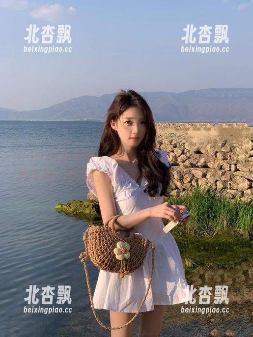 UGirls尤果网 - 感受若彤BOOMBOOM的优雅，定制白裙写真让你心动不已.txt