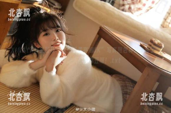 XINGYAN星颜社 - 这组“黄寒娜JK”写真图包真是太棒了，竟然连路人都是麻豆呀！.txt