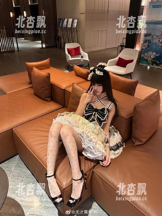 Xiuren秀人网 - 揭秘Carol周妍希高跟鞋图包背后的故事，作品展示无尽魅力！.txt
