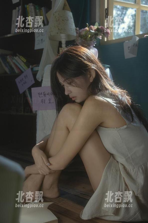 Xiuren秀人网 - 精选黑丝写真：伊丽莎有点白用优雅姿态演绎经典与时尚的完美结合！.txt