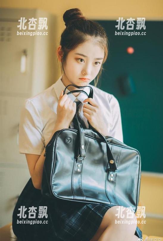 Xiuren秀人网 - 卓君Jeanes的制服故事：原图与图片背后的时尚哲学.txt