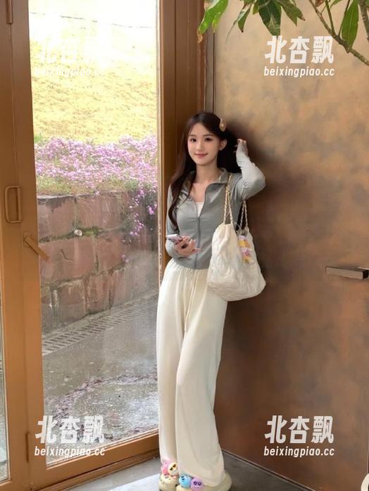 Xiuren秀人网 - 追寻时尚潮流，唐安琪在线展示豹纹主题写真作品.txt