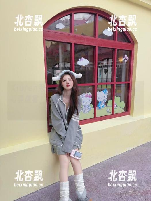 Xiuren秀人网 - 大白兔吖为你呈现丝袜写真盛宴，让你的设备换上华丽壁纸新装！.txt