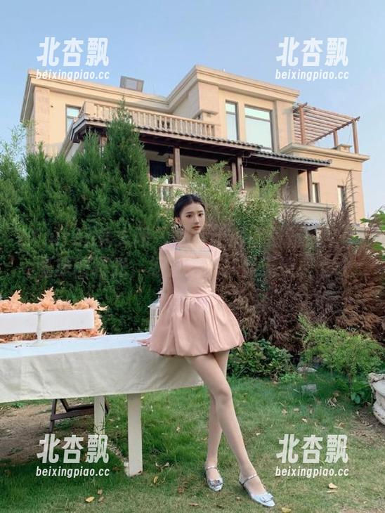 Xiuren秀人网 - 奶瓶土肥圆最新镂空作品原图曝光，细腻之美尽显无遗！.txt