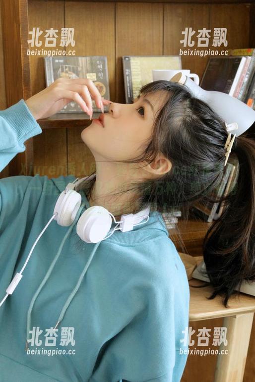 Xiuren秀人网 - 容容容Alice红裙美图：一组图集展现她的风情万种，绝对值得关注的时尚写真.txt