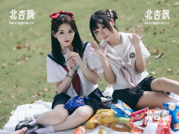 Xiuren秀人网 - 走进岁小岁的黑白作品集：发现那些触动心弦的原图创作.txt