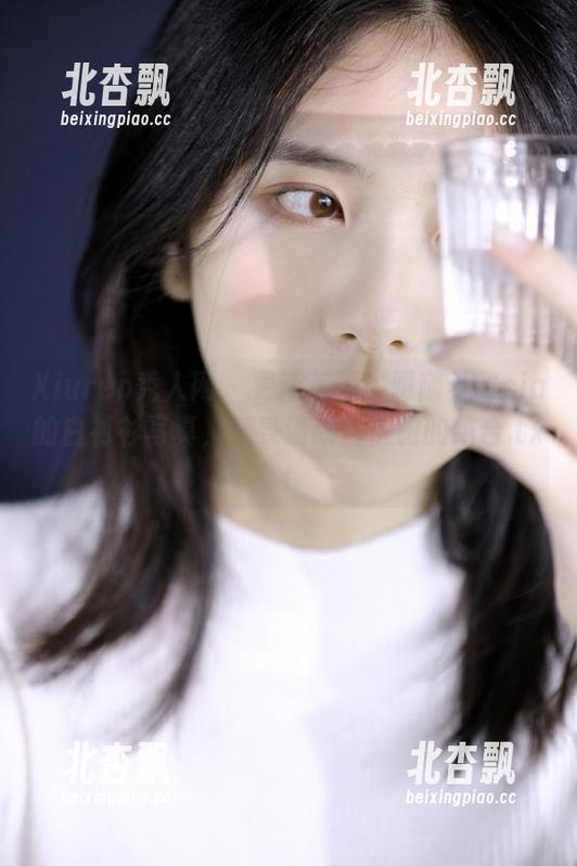 Xiuren秀人网 - 更新美图：跟随希雅sia的白衬衫写真，感受清新与优雅的结合.txt