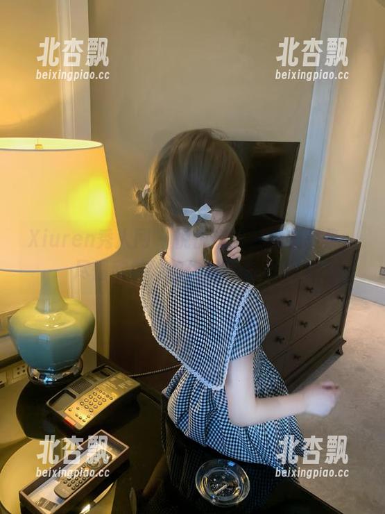 Xiuren秀人网 - 悦悦姐天台精美图集，尽情欣赏她的优雅与魅力.txt