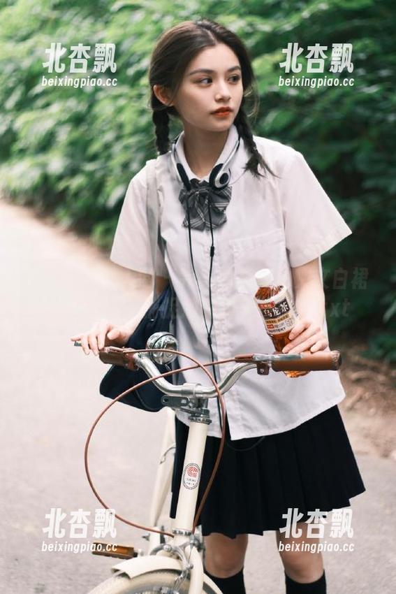Xiuren秀人网 - 完美剪影：林文文白裙原图合集，捕捉她的甜美与自信.txt