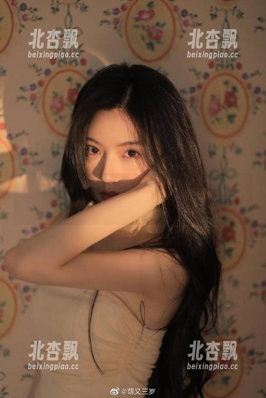 Xiuren秀人网 - 办公室不再沉闷，林星阑的写真图包教你如何玩转职场时尚.txt
