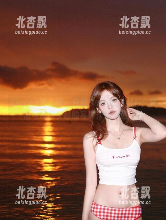 Xiuren秀人网 - 白微Sera的白衬衫：怀旧与现代交融的写真作品精选.txt
