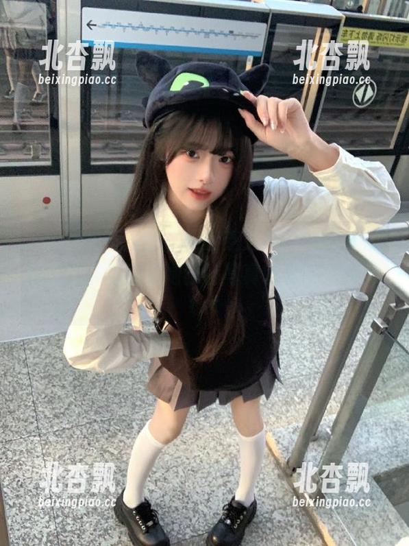 Xiuren秀人网 - 探索芝芝booty眼镜的魔力：带你感受她独特写真图集的风采！.txt