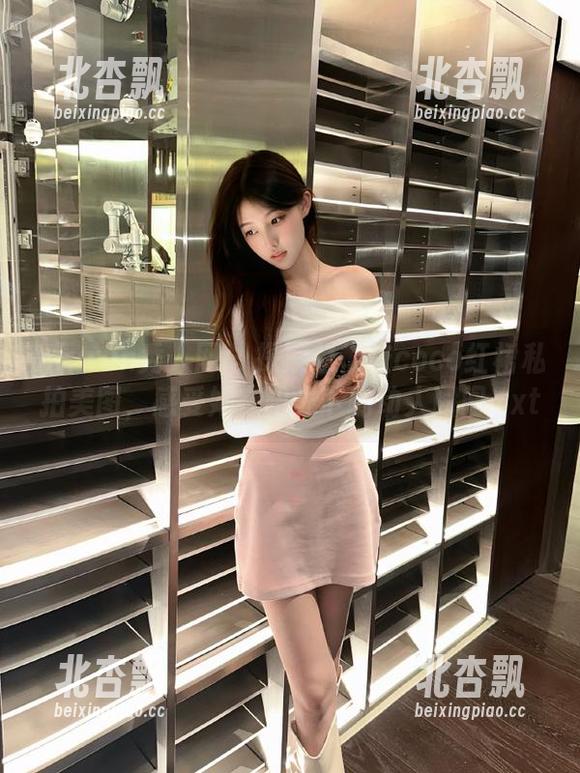 Xiuren秀人网 - 探索赵惟依coco红裙私拍美图，感受她在阳光下的动人瞬间.txt