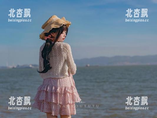 走进Yiko湿润兔的私人世界，丝袜私拍美图带来全新视觉体验.txt