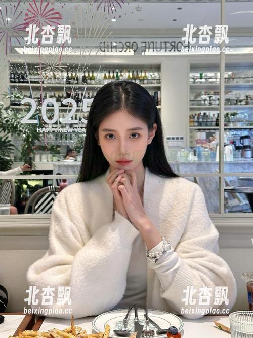 镂空之美：ZinieQ的摄影作品集资源为你带来视觉盛宴！.txt