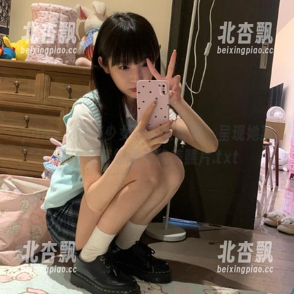 pans - 英英少女的视觉盛宴：呈现她独特的写真原图与绝美照片.txt