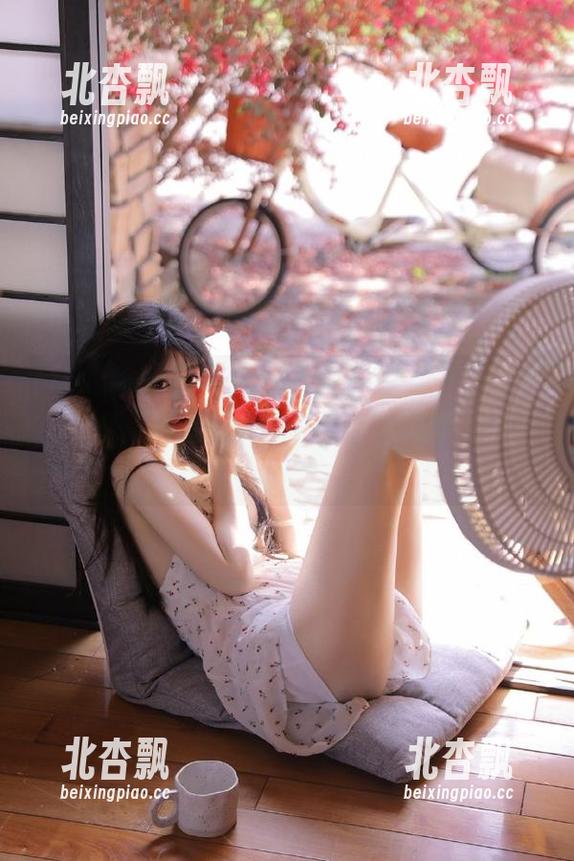 partycat轰趴猫 - K8傲娇萌萌办公室高清套图：透过镜头感受她的梦想和工作热情.txt