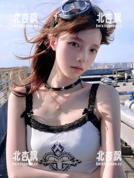 yeeun孙乐乐的最新力作《Loozy》：与图书管理员女孩一起感受阅读的乐趣.txt