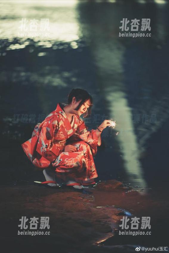 打破常规的yuuhui玉汇女神：写真作品合集与精美壁纸全集！.txt