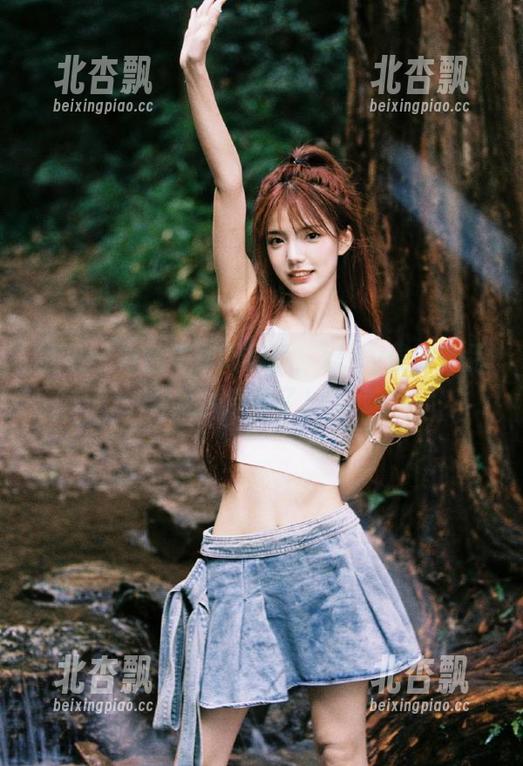 丽柜 - 肉丝写真新篇章，xilly最新作品真让人受不了！.txt