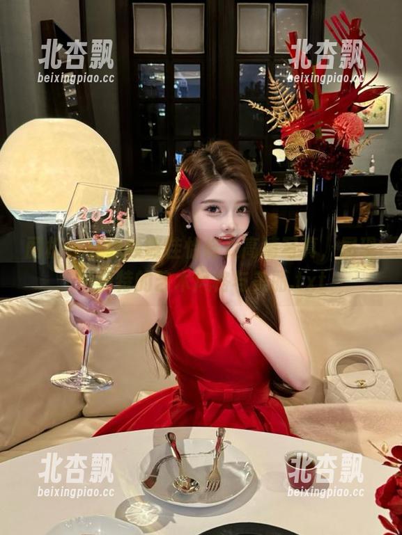 丽柜 - 在线领略佳怡修女高清写真，展现她独特的艺术风格与美丽.txt
